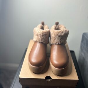 UGG Mini Alina Curled